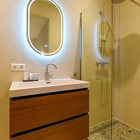 Novallure Centre Hotell *