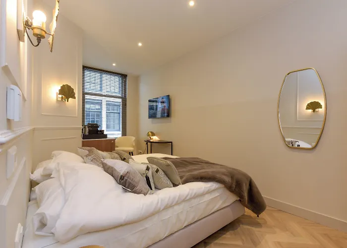 Novallure Centre 호텔 *